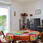 2 Pieces Avec Terrasse, Jardin, Piscine Et Parking, Proche - - Fr-1-251-517 * Le Lavandou